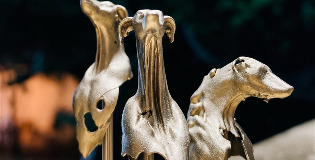 Esculturas em impressão 3D com acabamento dourado