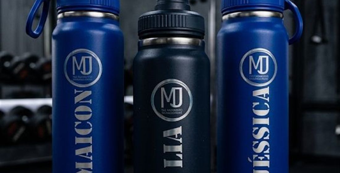 Identidade visual aplicada em garrafas térmicas personalizadas