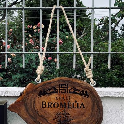 Placa rústica em madeira